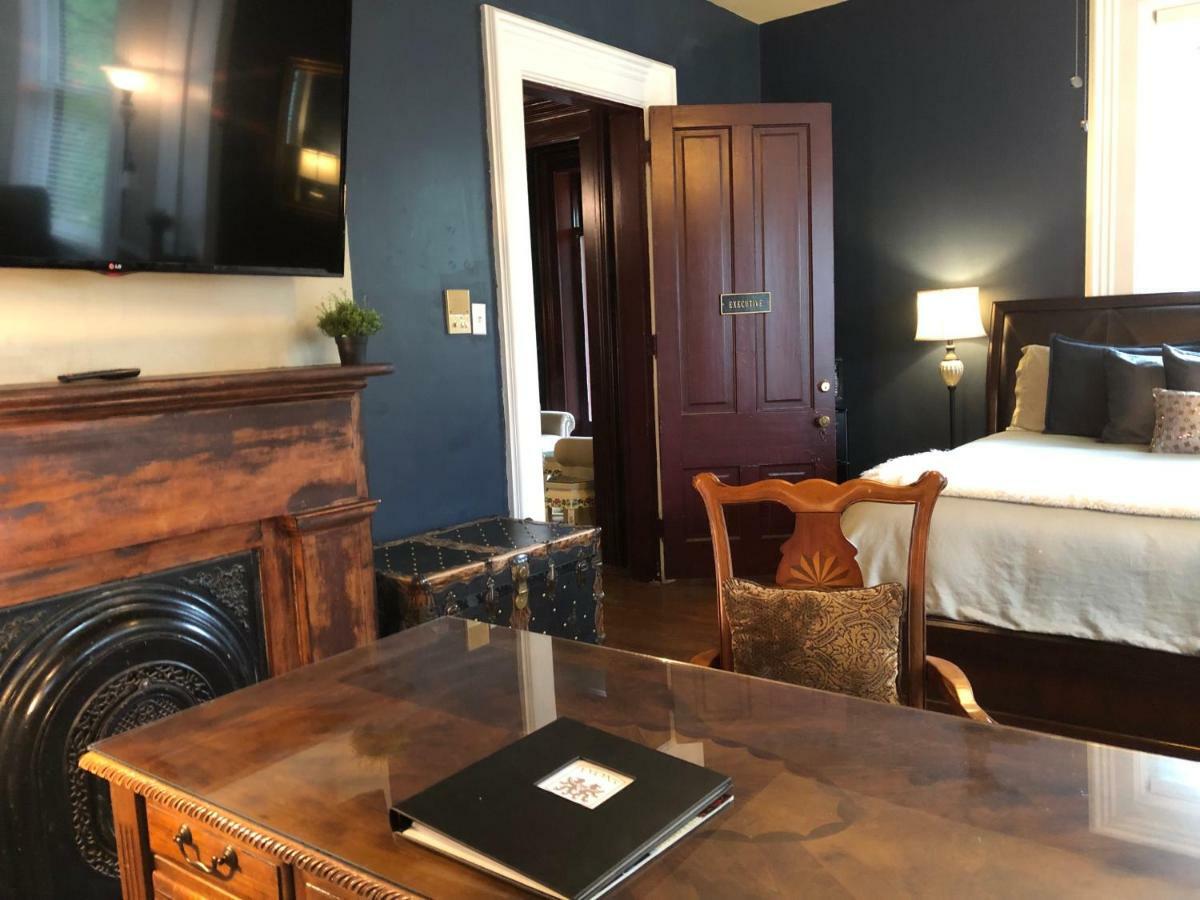 Lyons Twin Mansions Hotel Fort Scott Екстериор снимка
